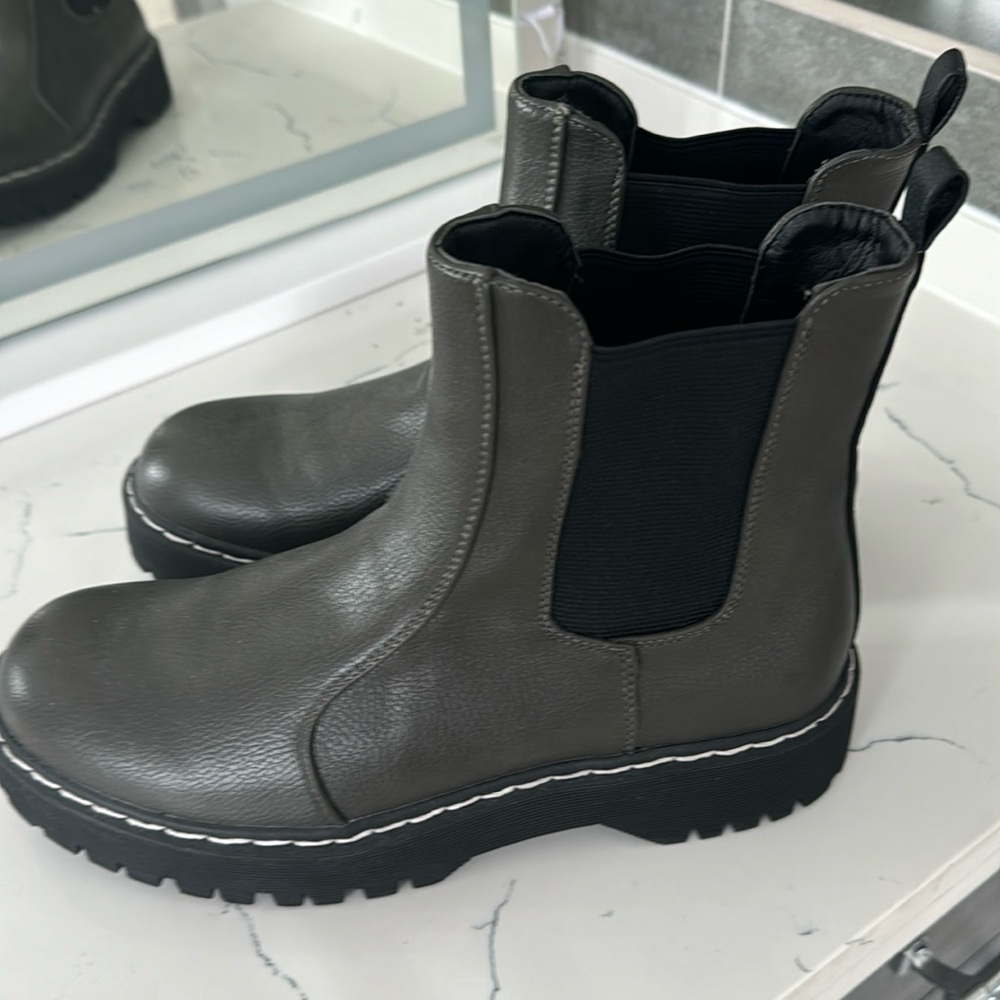 Never worn. Great condition